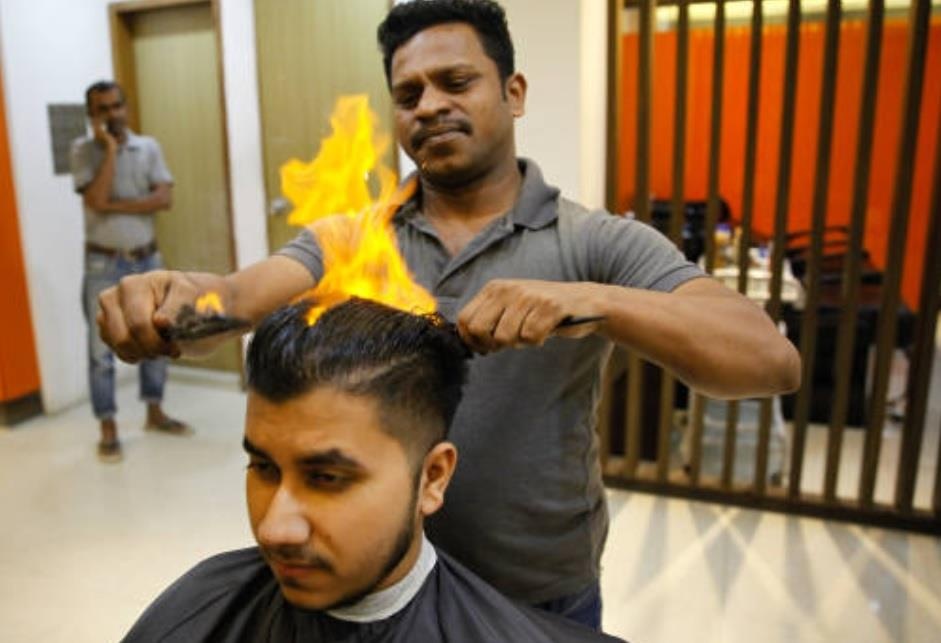 Cat toc bang lua gia 10 USD, dich vu ky la hut khach o An Do hinh anh