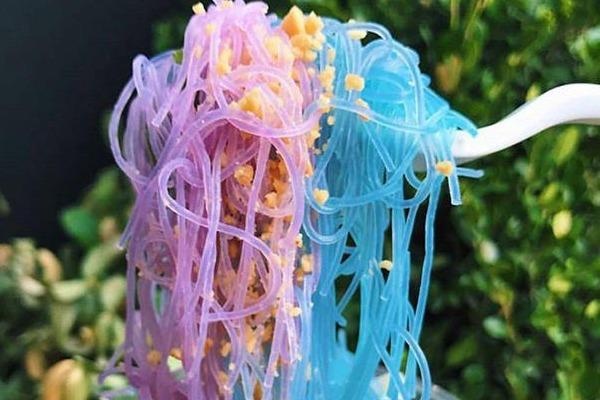 'Mi ma thuat' doi mau tu xanh sang tim ngay khi vat chanh hinh anh