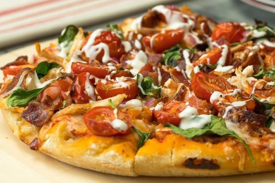 Tro tai lam pizza ga cay chieu dai ca nha dip cuoi tuan hinh anh