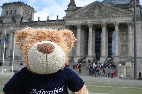 Nguoi Nhat nho thu nhoi bong di du lich vi qua ban ron hinh anh