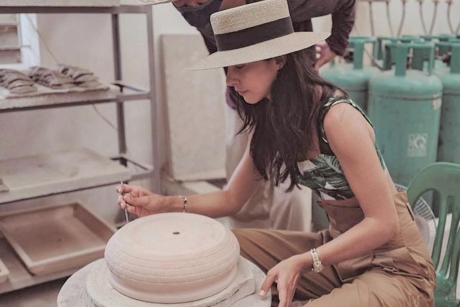 Chau gai ty phu Anh khoe anh tu tay lam do gom o Ha Long hinh anh