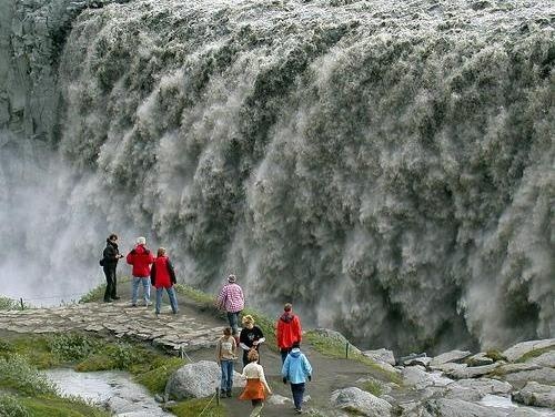 Thac nuoc manh nhat chau Au lam rung chuyen da o Iceland hinh anh