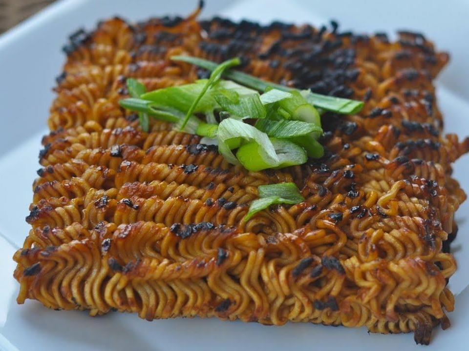 Chan an mi tom do nuoc soi thong thuong, thu ngay ramen nuong doc la hinh anh