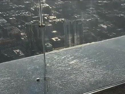 San kinh trong suot nut toac tren toa thap cao nhat nuoc My hinh anh