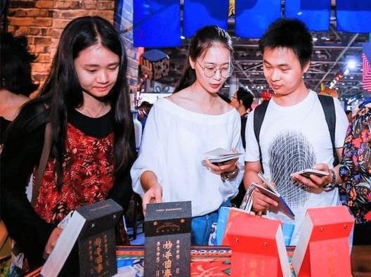 Huong dan vien ep khach du lich tieu gan 3.000 USD hinh anh