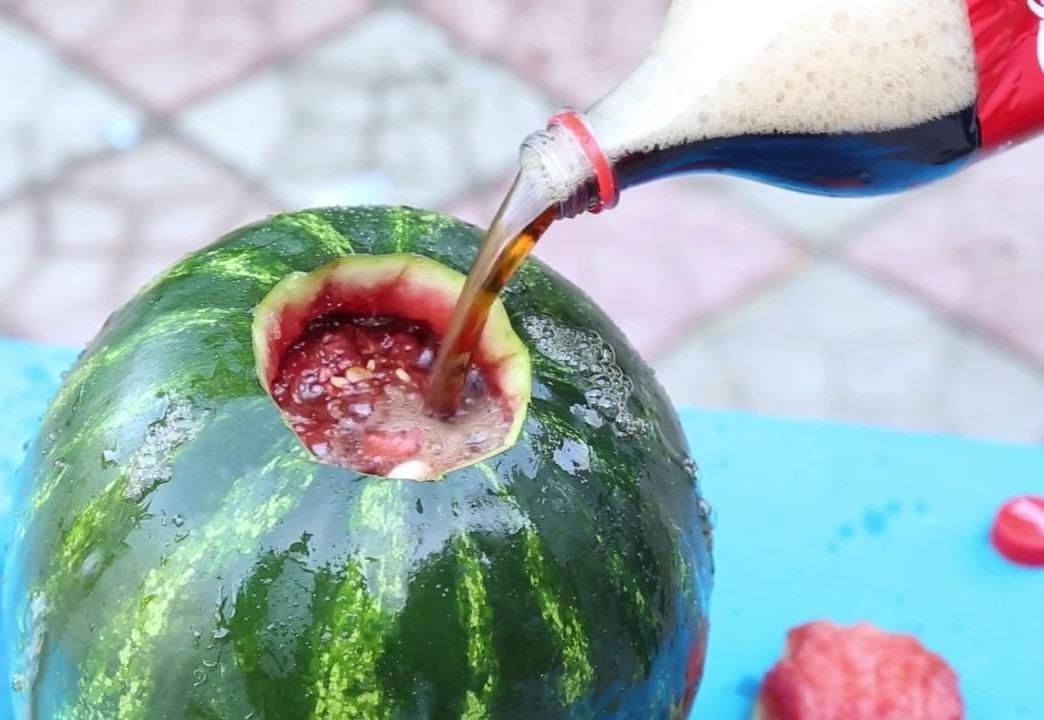 Do nuoc co ga vao dua hau, duoc mon ngon bat ngo hinh anh