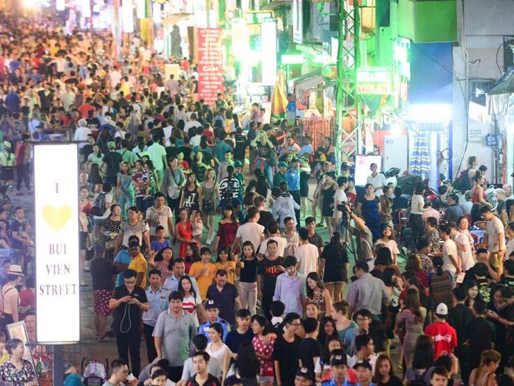 TP.HCM doi dien van de qua tai khach du lich hinh anh