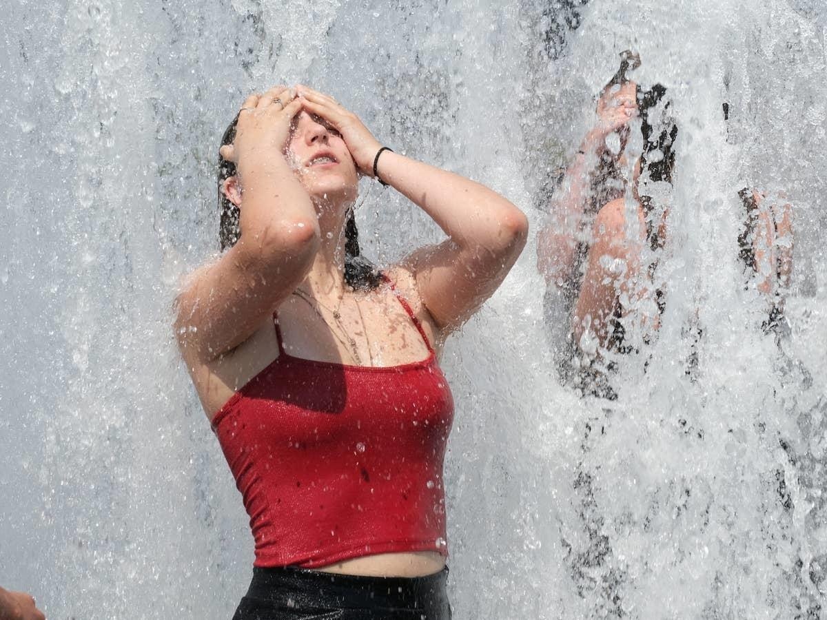 Cac bai bien, dai phun nuoc chau Au 'that thu' khi nang nong can quet hinh anh