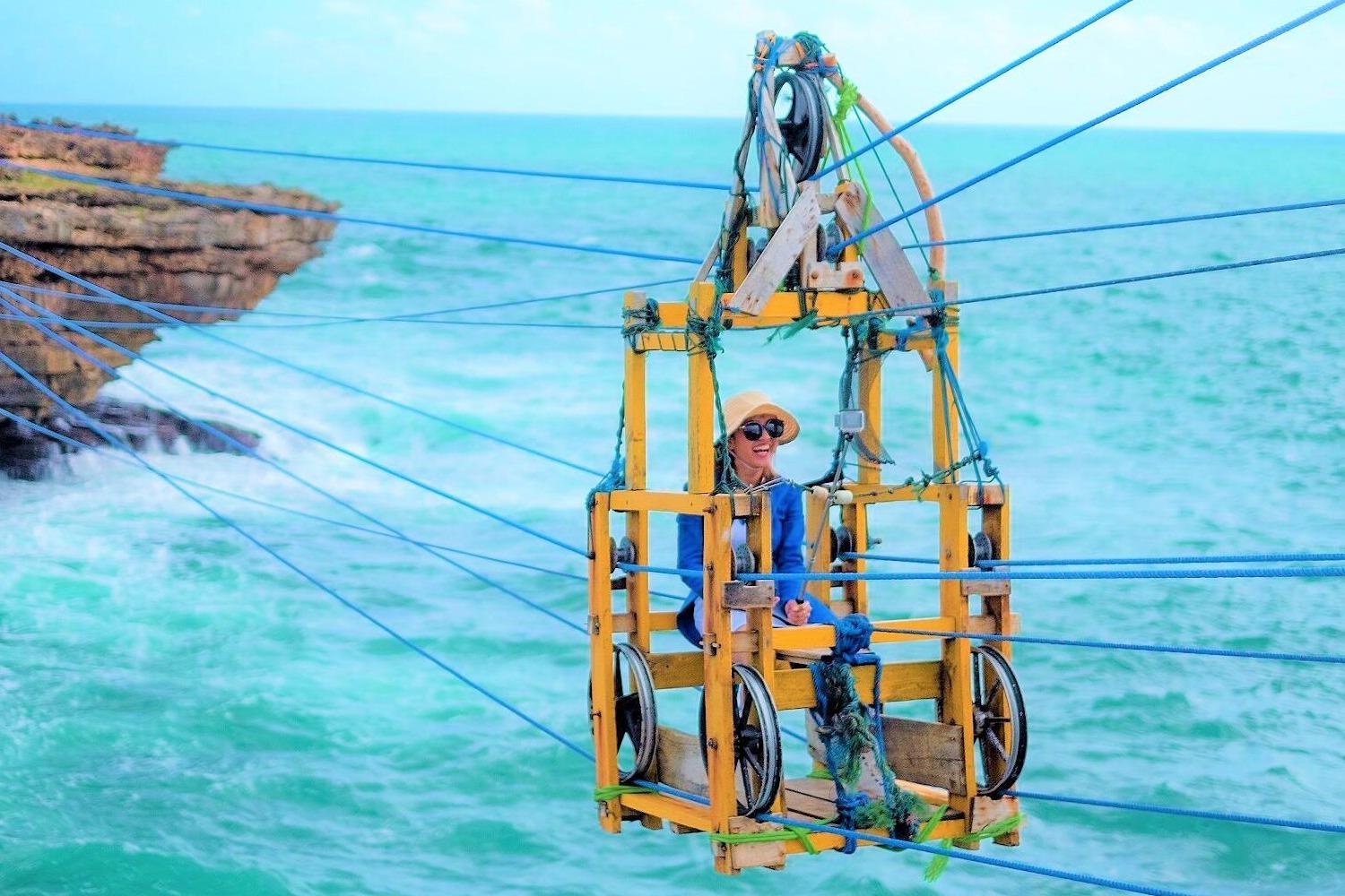 Ngoi cap treo go bang qua bien song du doi o Indonesia hinh anh