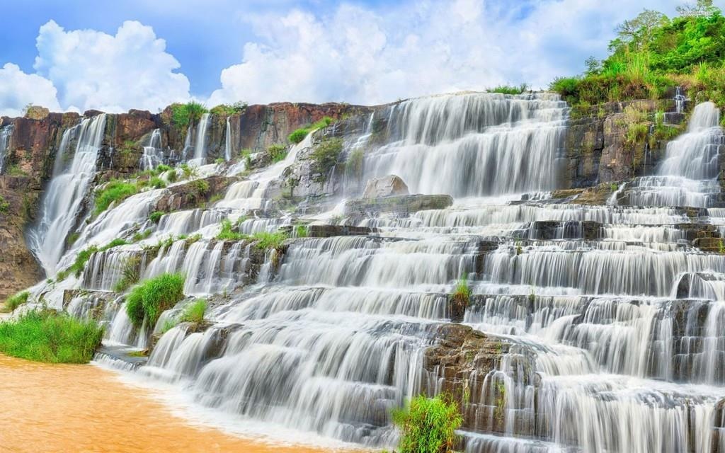 Thac 7 tang dep nhu dai lua o Da Lat hut khach nuoc ngoai hinh anh