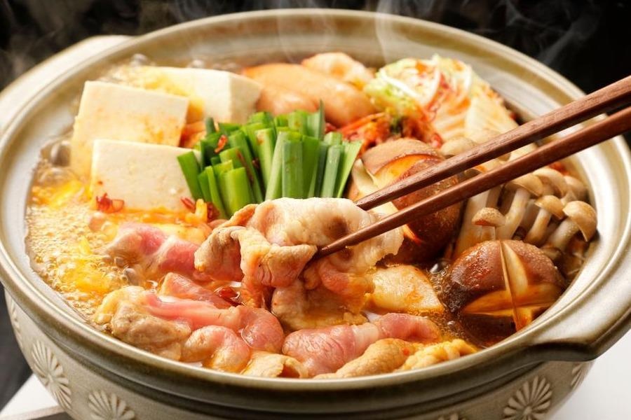 Tu lam noi lau quay quan ben gia dinh ngay mua bao hinh anh