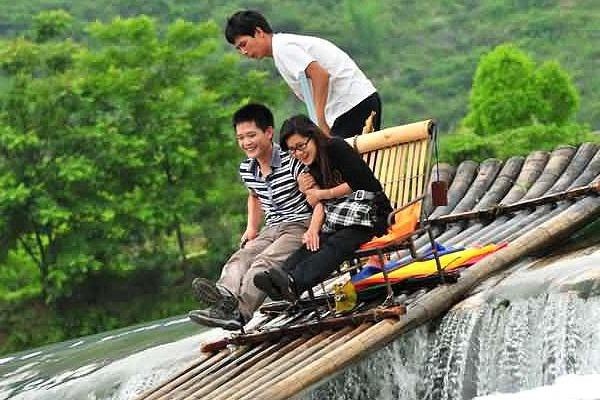 Di thuyen tre tren song Trung Quoc, du khach nga dui dui hinh anh