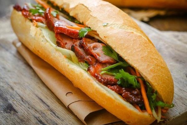 Ganh hang banh mi cua cu ba 75 tuoi biet 2 ngoai ngu o TP.HCM hinh anh