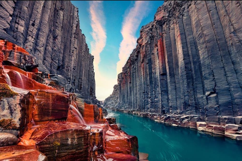 Dong nuoc xanh lam bi an giua hem nui da bazan khong lo hinh anh