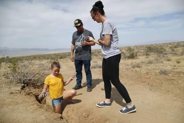 Vet nut 1.200 km chia doi be mat sau dong dat hut khach du lich hinh anh