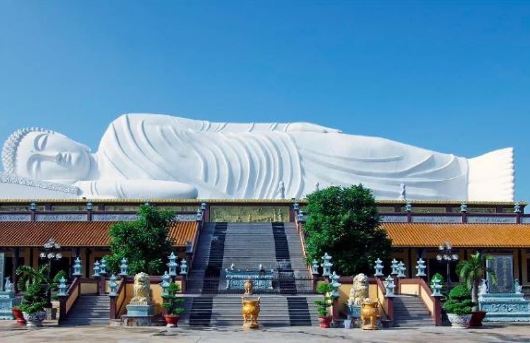 Tuong Phat tren mai nha nam o tinh nao cua Viet Nam? hinh anh