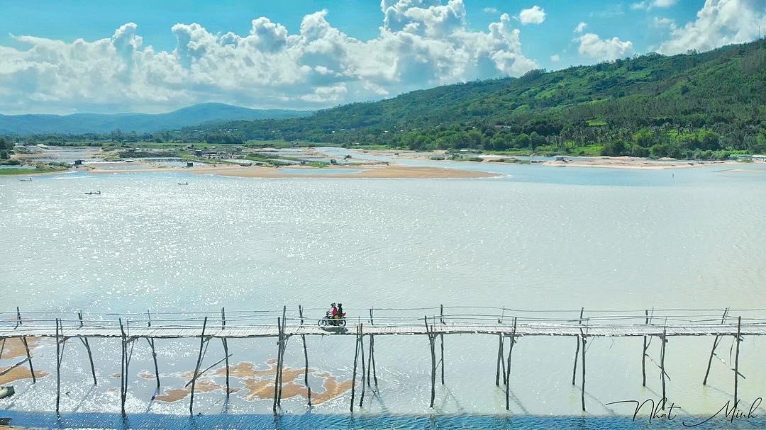 Trai nghiem di xe may tren cau go dai nhat Viet Nam hinh anh