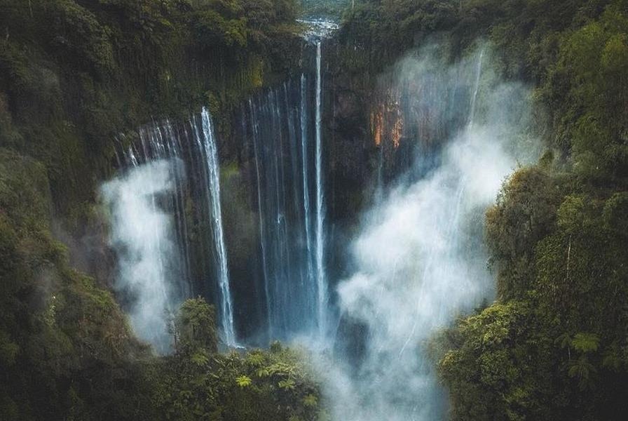 Lac giua thac nuoc an minh duoi bong nui lua dang hoat dong hinh anh