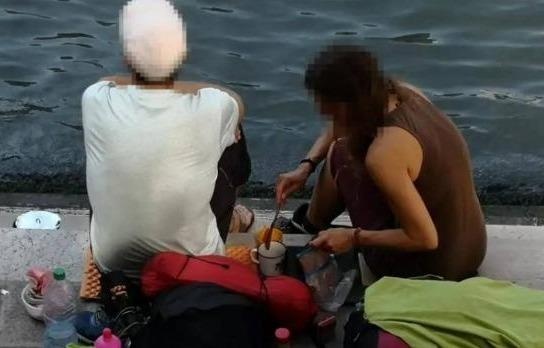 Du khach bi duoi khoi Venice vi pha ca phe tren cau hinh anh
