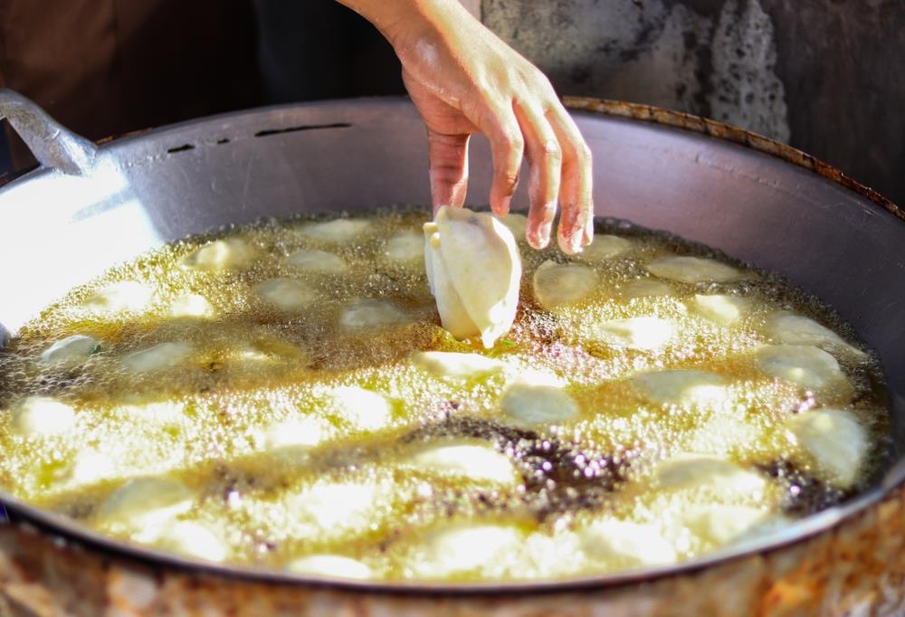 Dau bep dung tay nhung vao chao dau soi 200 do C hinh anh