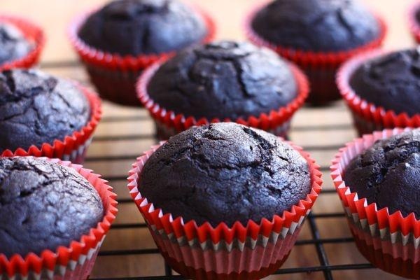 Dung nuoc co ga lam banh, son duong moi hinh anh