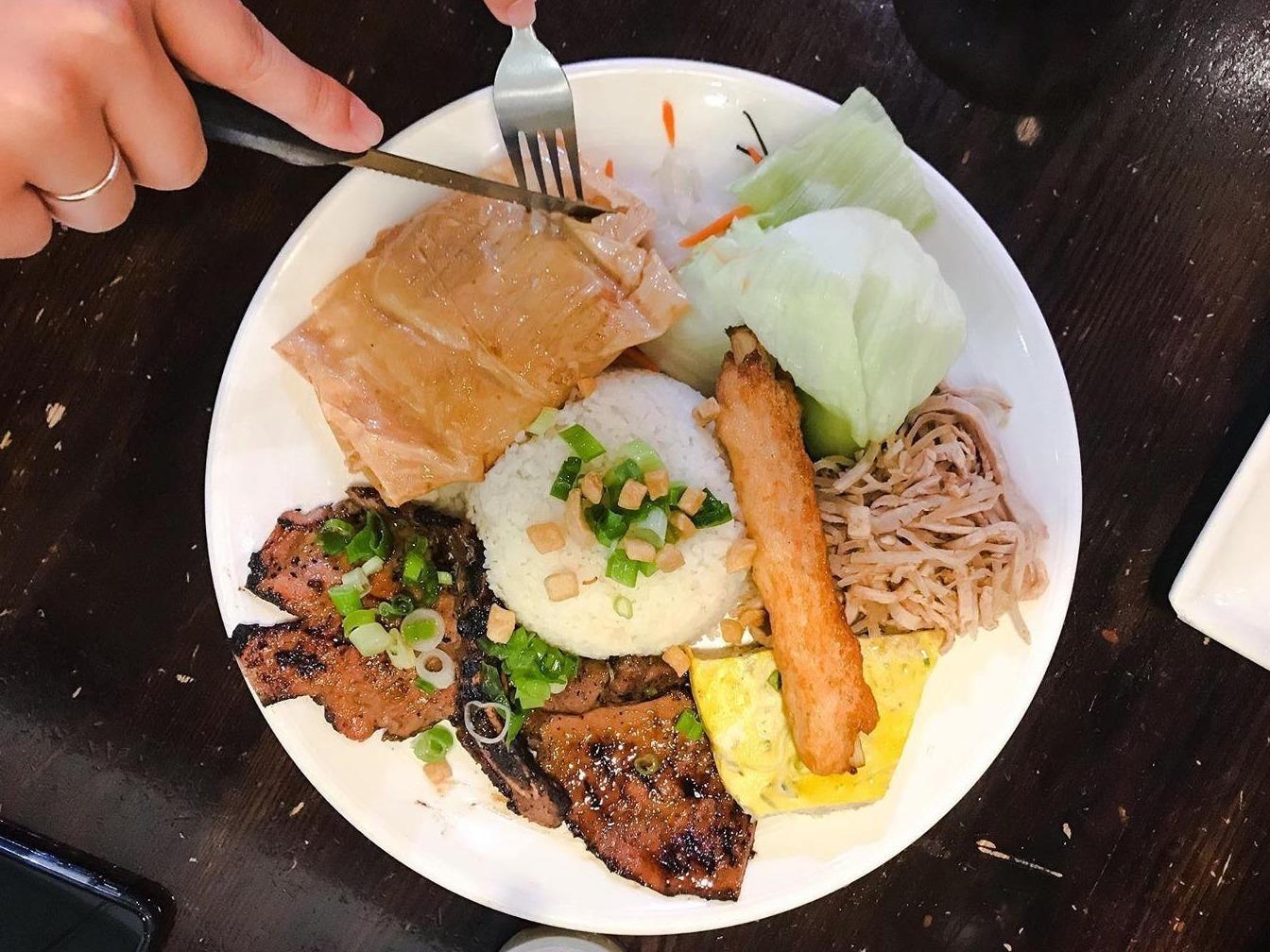 Com tam suon - mon an nghe thoi da nho Sai Gon hinh anh