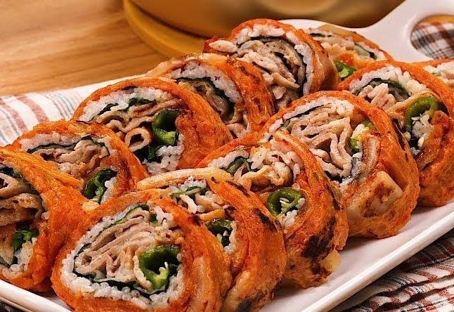 Tro tai lam banh kim chi cuon com cho buoi da ngoai cuoi tuan hinh anh