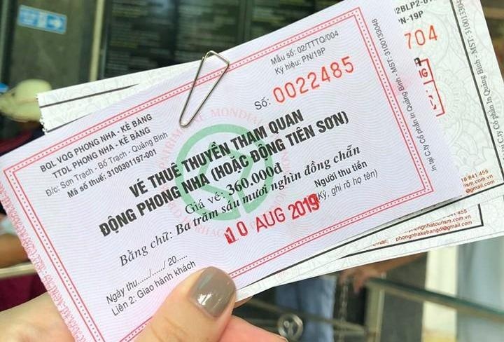 Du khach buc xuc vi gia ve vao dong Phong Nha - Ke Bang khong ro rang hinh anh