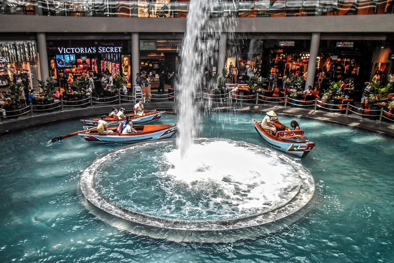 Di thuyen tren kenh nuoc giua khu trung tam mua sam hinh anh