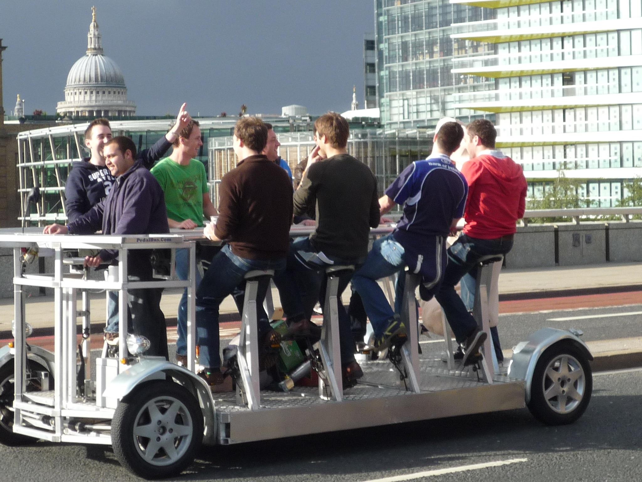 Xe buyt dap bang suc nguoi, du khach vua lai vua lam viec rieng hinh anh