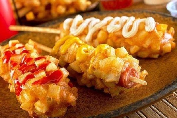 Khoai tay chien gion boc xuc xich, mon ngon kho cuong ngay mua hinh anh