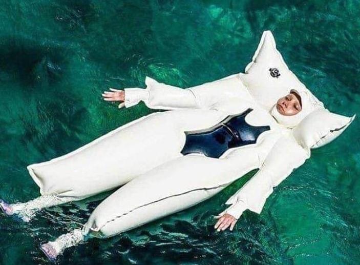 Mac ao phao di nhan, chon ta lot va loat hanh dong kho do khi di bien hinh anh