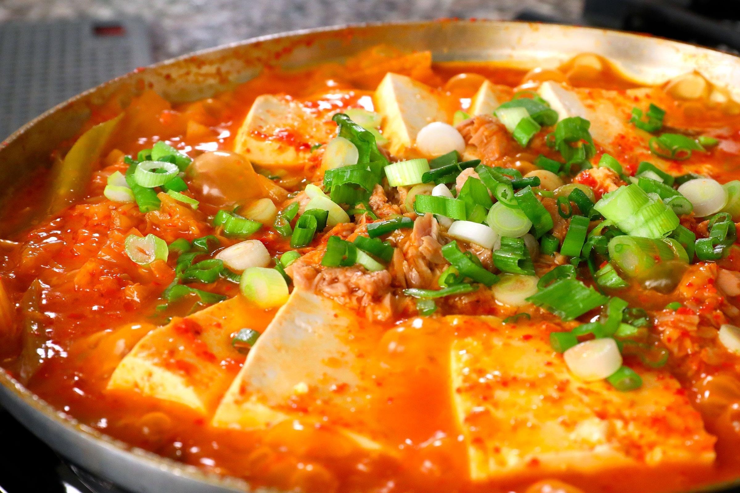 Thit dong hop ham kim chi, mon ngon nhanh gon cho hoi ban ron hinh anh