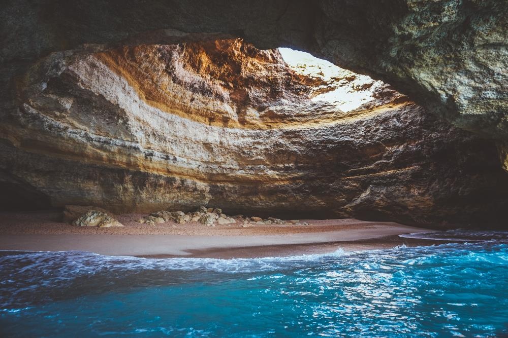 Bien trong hang dong giong het 'vom troi' hut khach du lich hinh anh