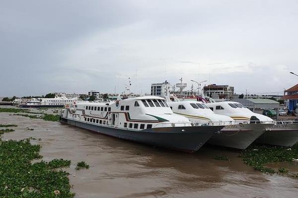 Cam tau thuyen cho khach du lich ra dao Phu Quoc trong bao so 4 hinh anh
