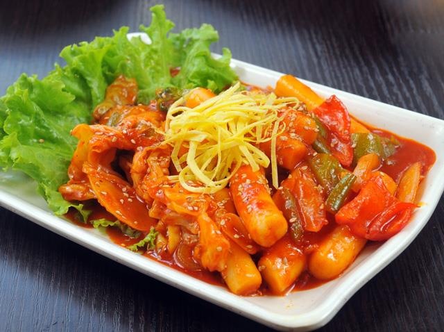 Tu lam tteokbokki ruot bo cay cho ngay nghi le mua lanh hinh anh