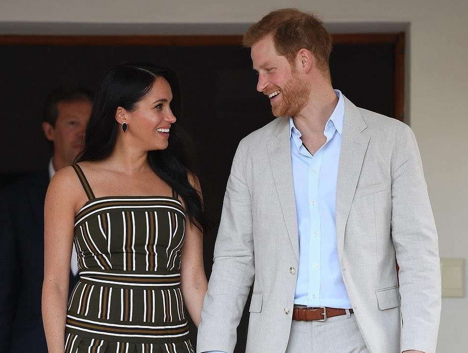 Cong nuong Meghan Markle duoc khen ngoi khi mac lai hai bo vay cu hinh anh