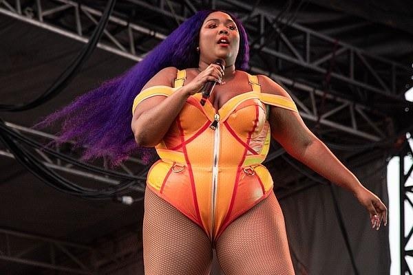 Nu rapper gay tranh cai khi mac bikini sieu anh hung bieu dien hinh anh