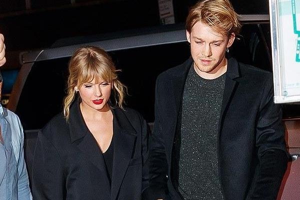 Taylor Swift mac ao rong qua kho khi hen ho ban trai kem tuoi hinh anh