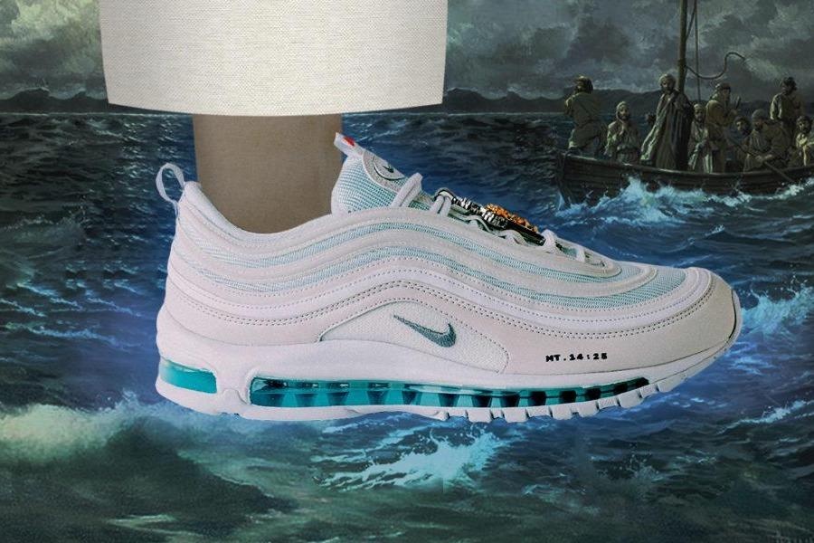 Giay Nike chua nuoc thanh gia 4.000 USD chay hang trong mot phut hinh anh