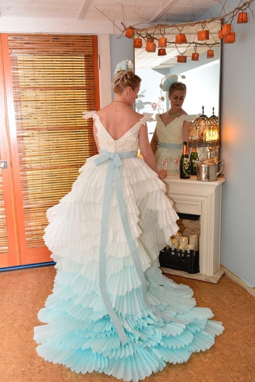 vay cuoi lam tu giay ve sinh anh 14