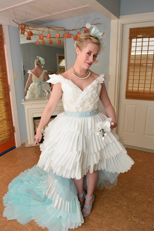 vay cuoi lam tu giay ve sinh anh 13