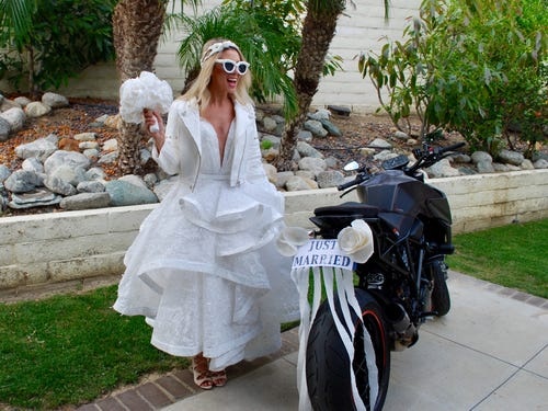 vay cuoi lam tu giay ve sinh anh 11