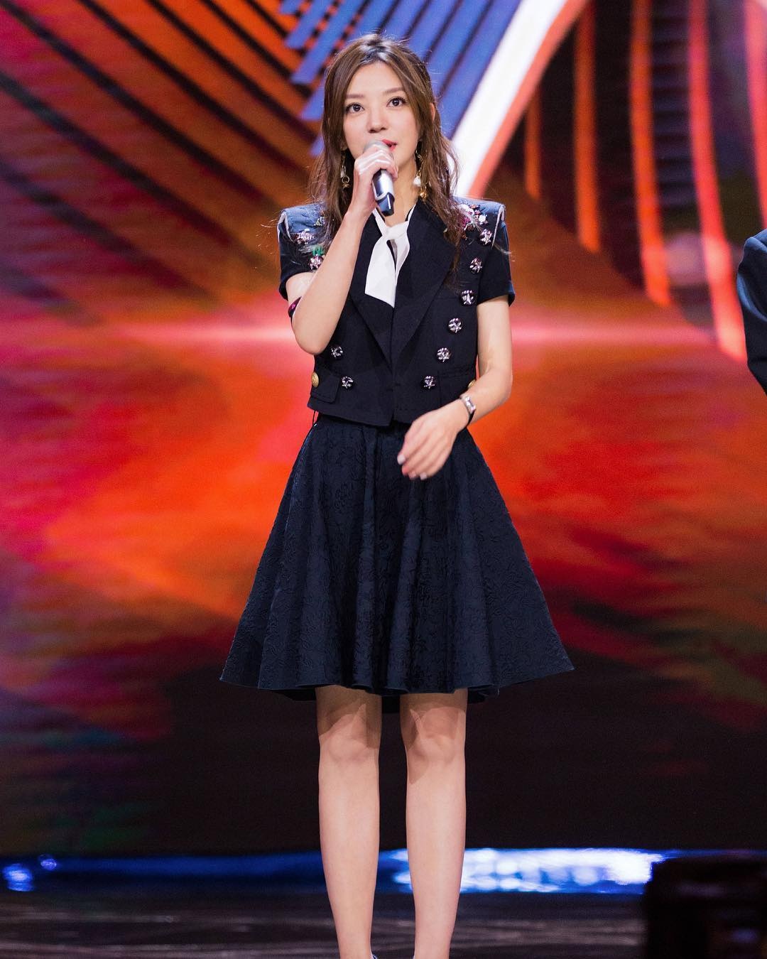 trieu vy dien do tre trung anh 1