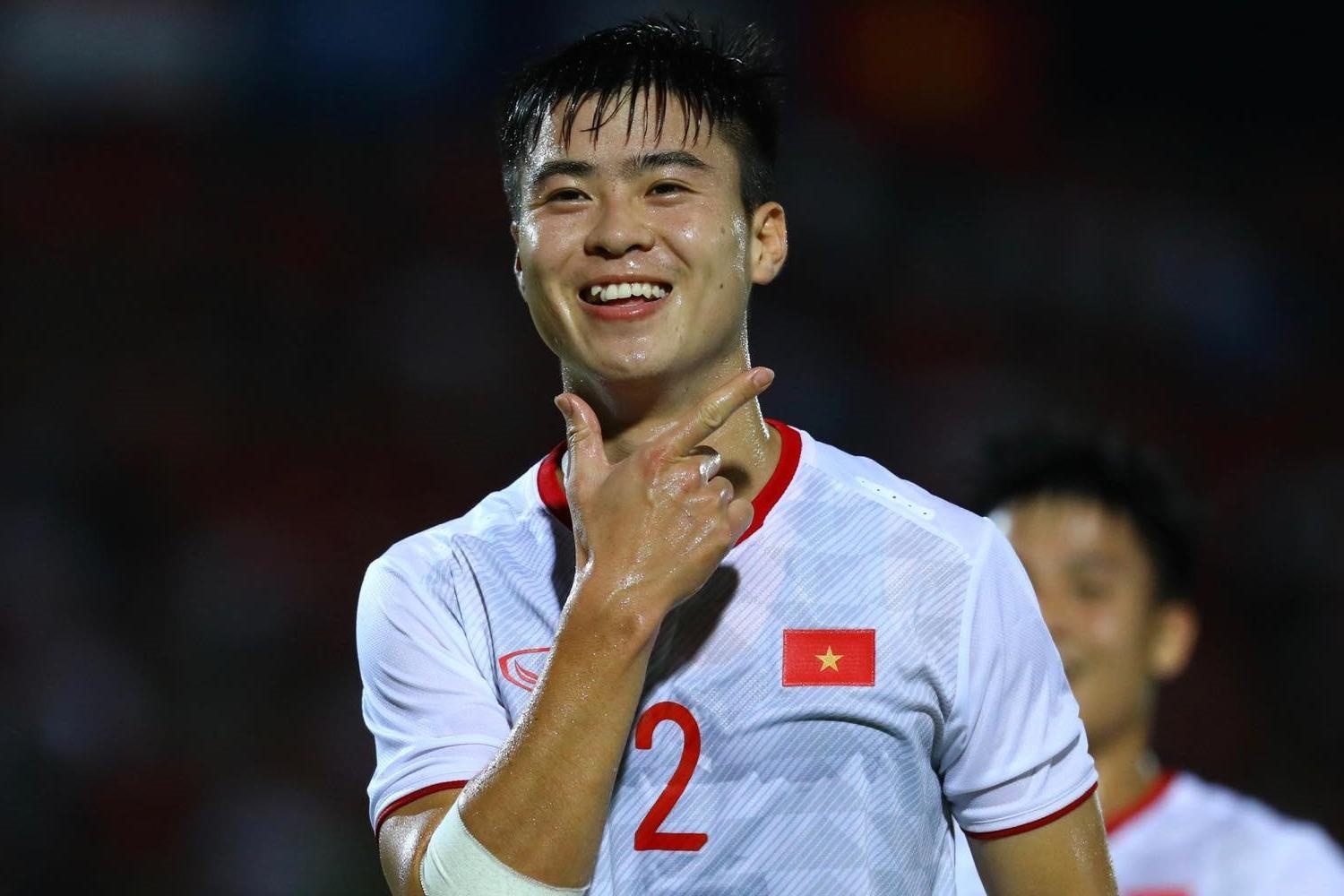 Duy Manh tao dang hai huoc sau ban thang vao luoi Indonesia hinh anh