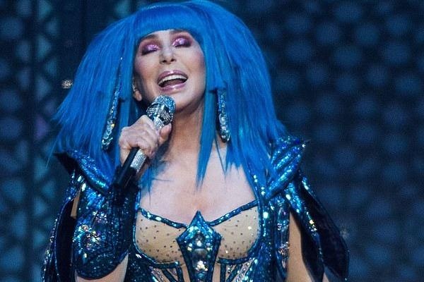 Nu ca si 73 tuoi thich dien do ho hang tren san khau hinh anh