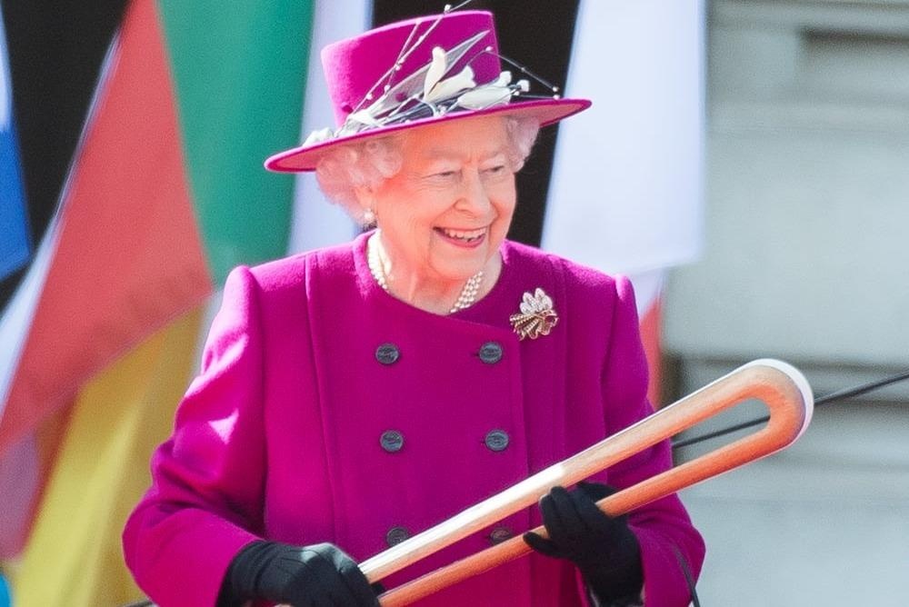 Nu hoang Elizabeth II thich mac do sac so hinh anh