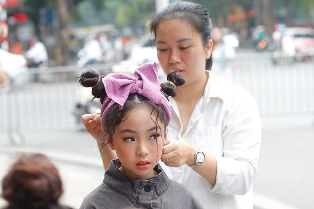 Cac ba me vac theo vali thay do, lam toc cho con giua pho di bo hinh anh