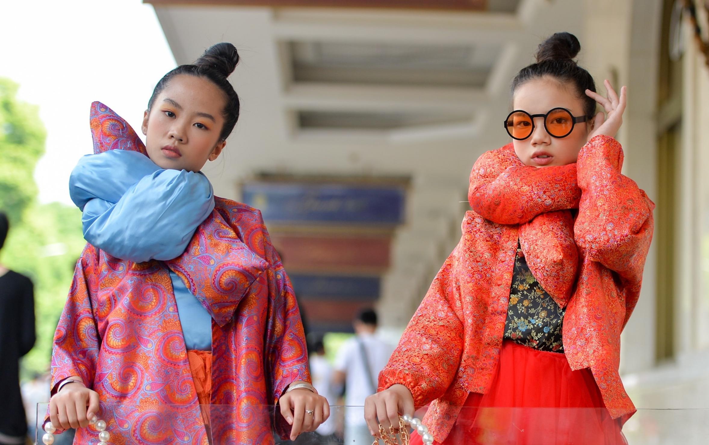 Cat quan lam tui, deo goi thay khan catwalk giua pho di bo ho Guom hinh anh