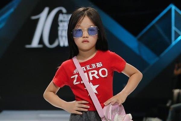 Be vo gia cu: 'Con tu tin di catwalk, muon duoc mac dep len san dien' hinh anh